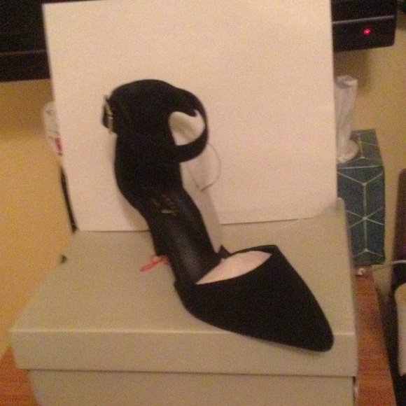 Black suede heels - Picture 2 of 3